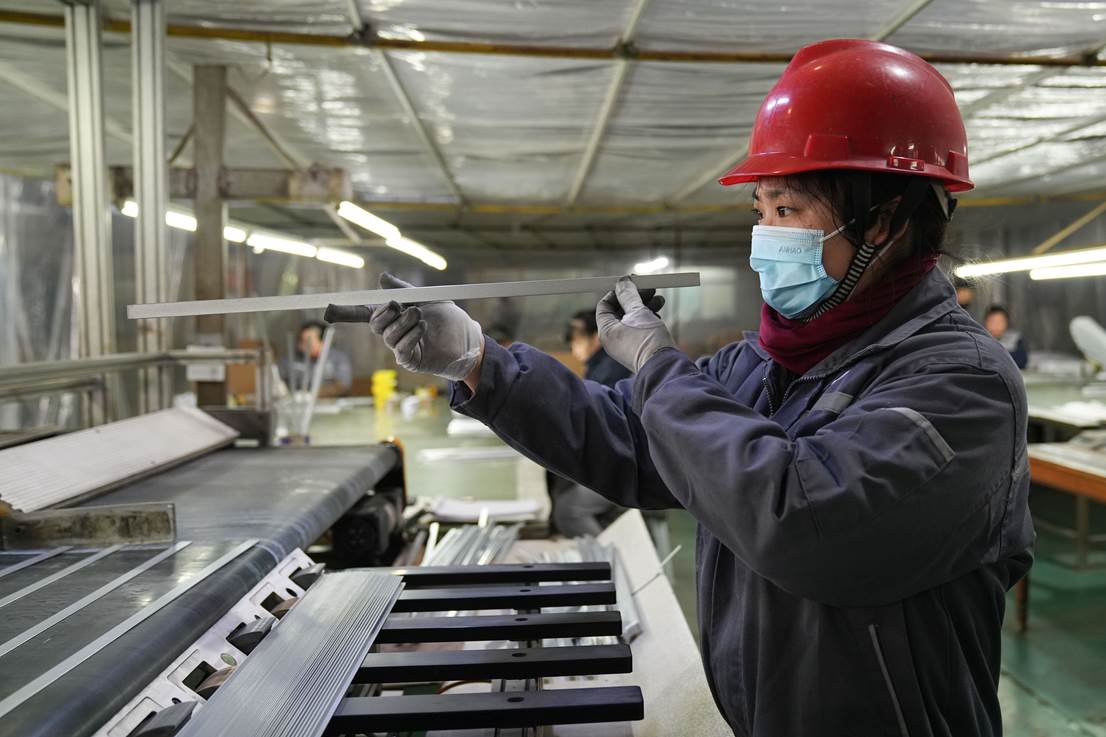 1月7日,山東省鄒平市焦橋鎮的隆順新材料科技有限公司工人檢查生產的鋁扁管。