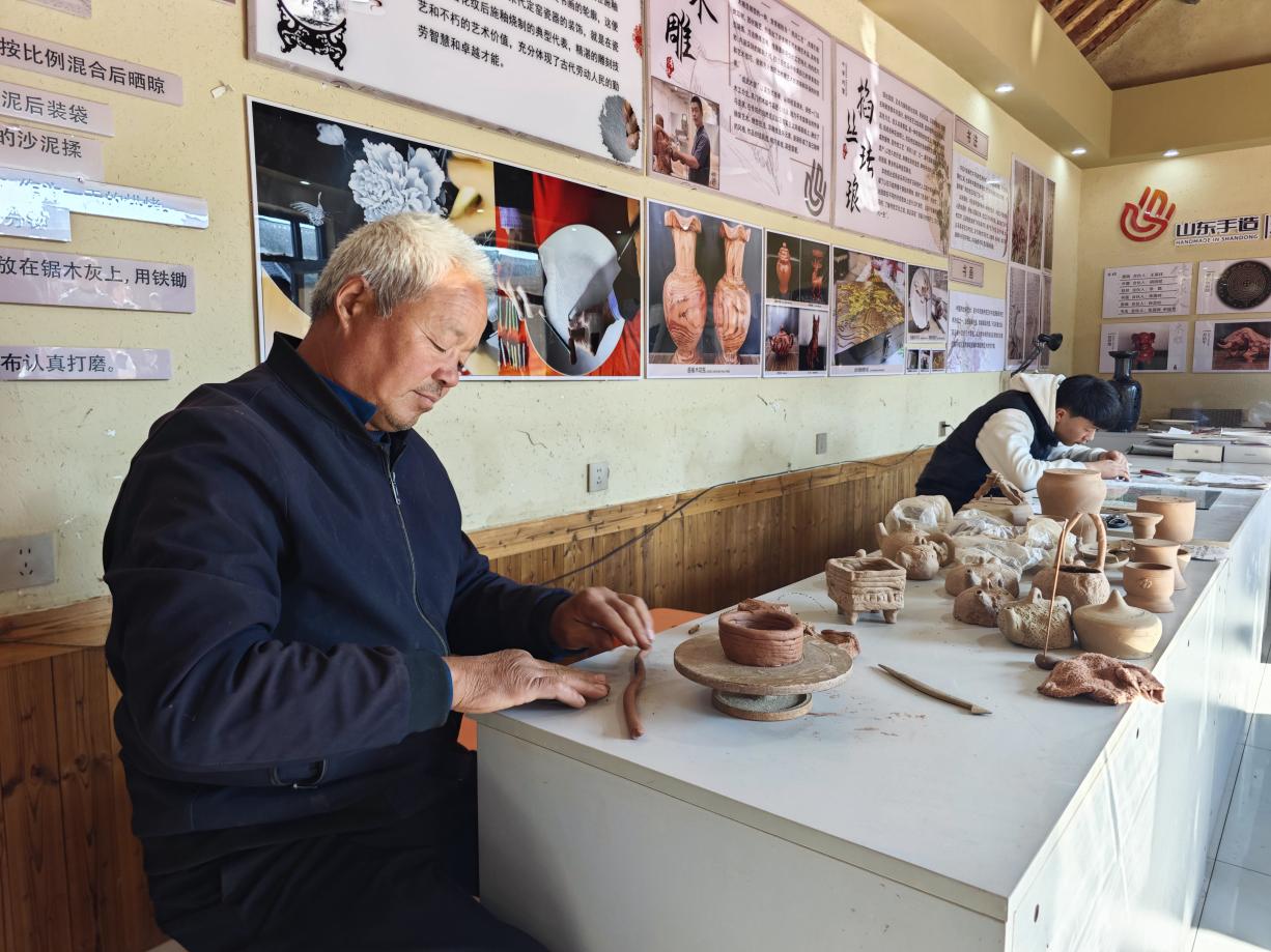 黑陶工作室内村民正在练习陶艺。李保珠摄