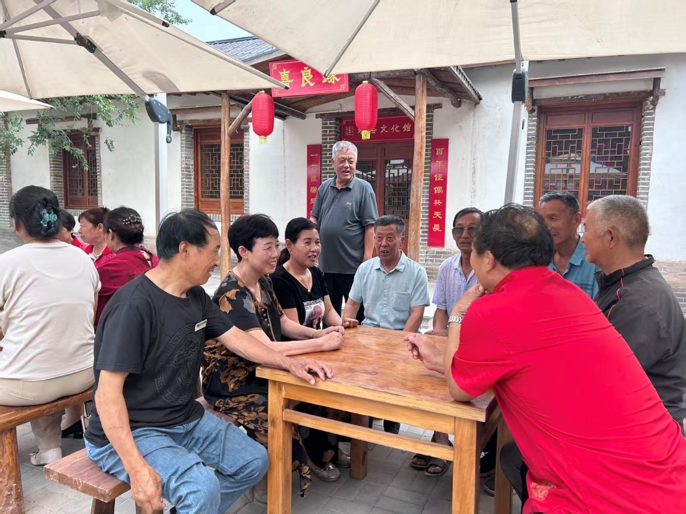 村民代表在老戲台觀眾區討論“有善積分”