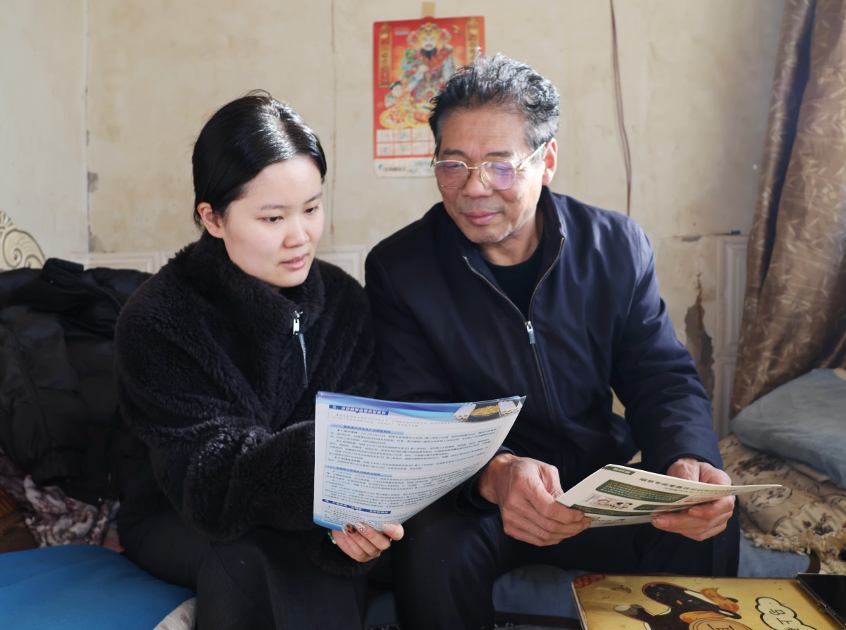 工作人員魏欣然(左一)向老年零售戶講解反詐知識