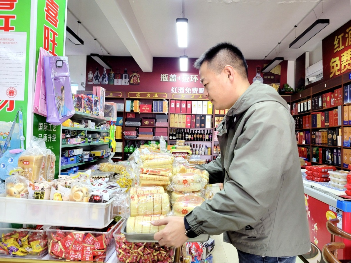 客戶經理劉海濱幫助鑫源百貨整理商品