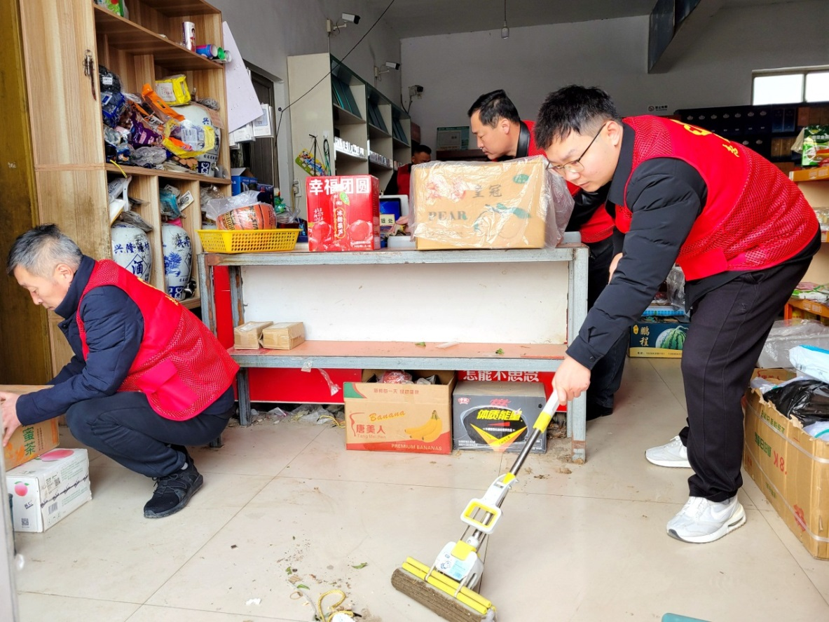 應急服務隊幫助順購副食清理浸水商品