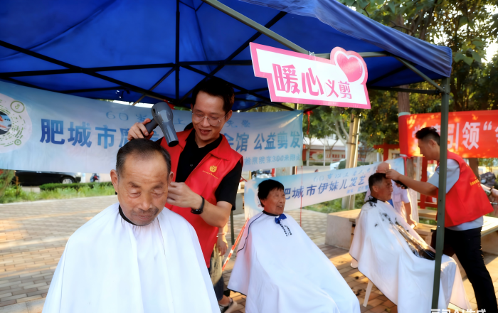 肥城市新城街道推進共建服務大篷車進社區項目,義剪區的理發師們為小區居民修剪頭發