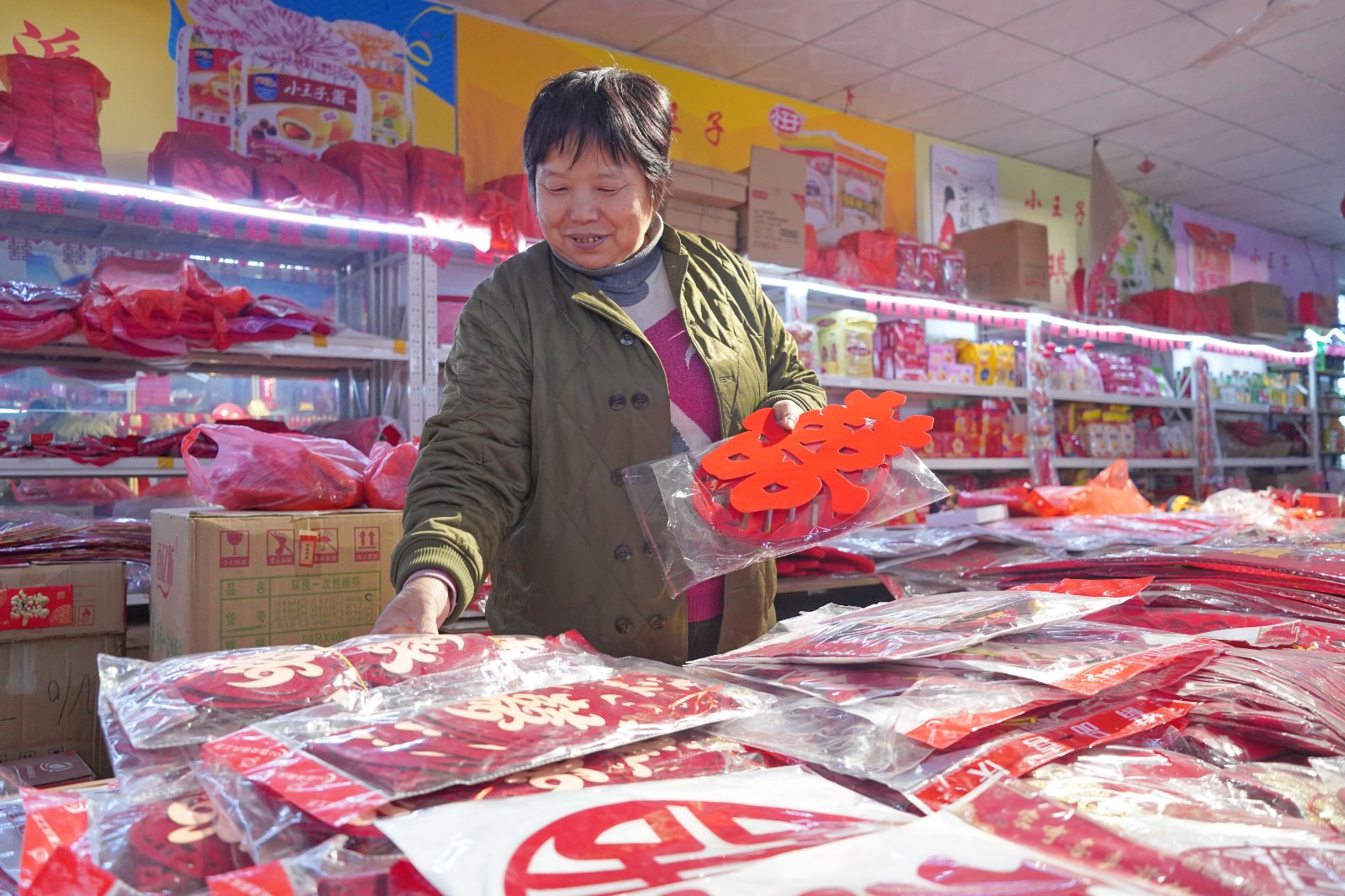 圖為女店主徐立芳整理店內婚慶用品