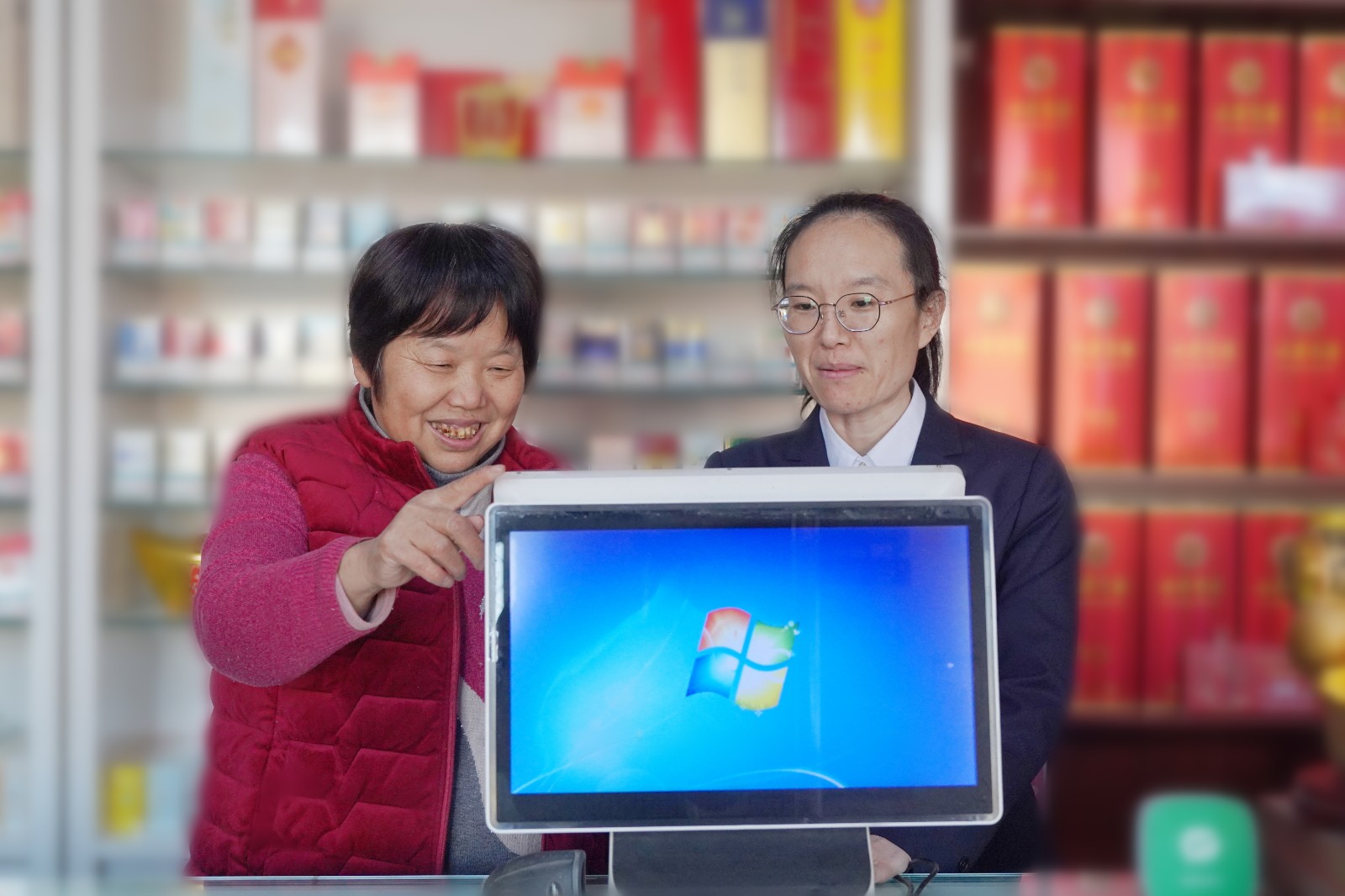 圖為劉曉紅（右一）指導徐麗芳使用店鋪管理系統盤點庫存
