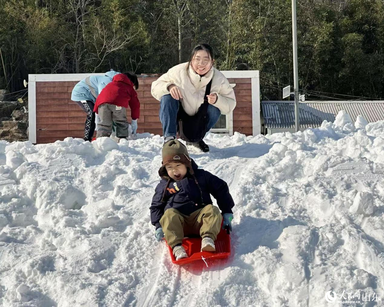 1月24日,游客在济南黄金谷瀑布群风景区戏雪游乐。人民网记者 乔姝摄