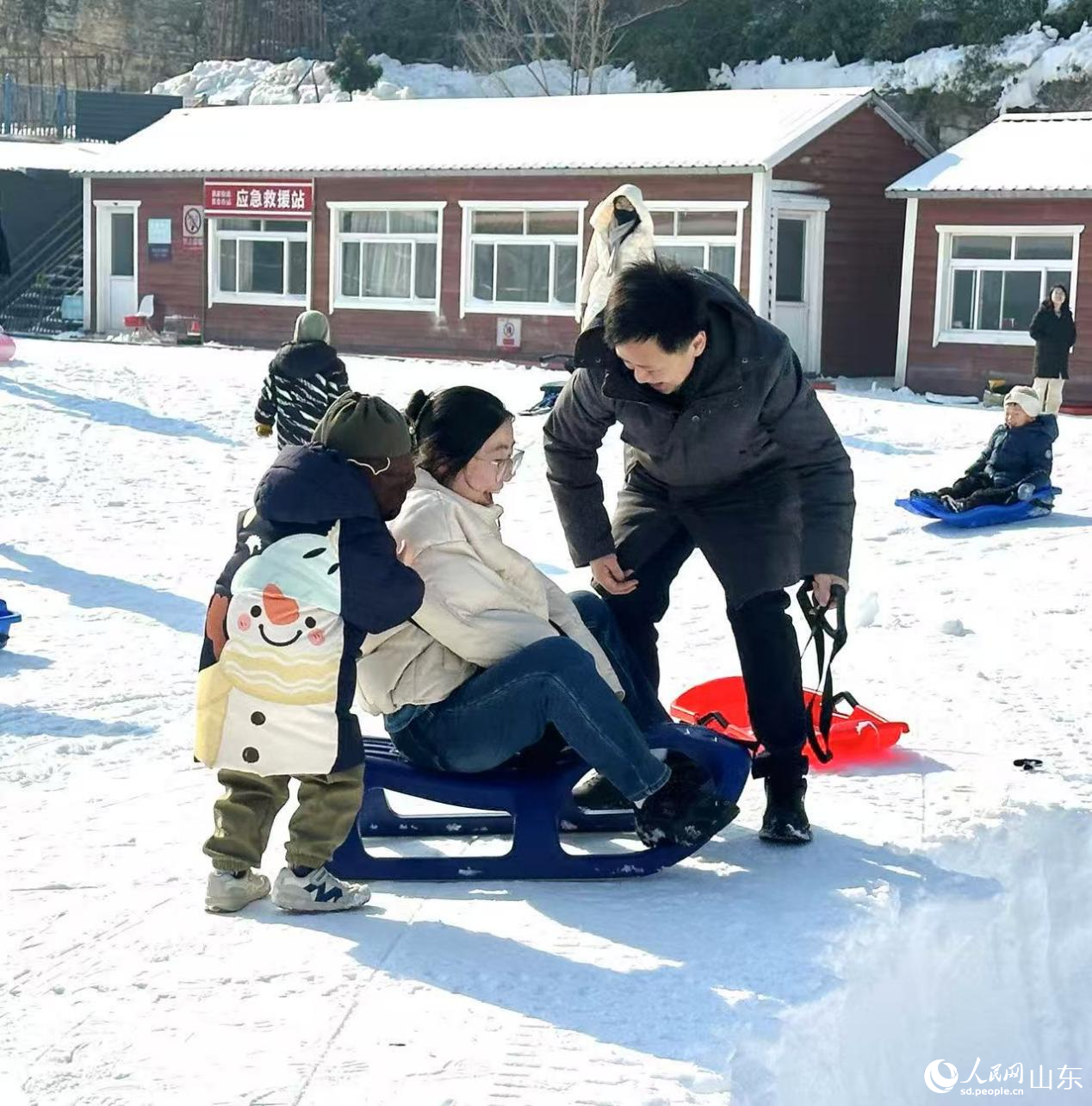 1月24日,游客在济南黄金谷瀑布群风景区戏雪游乐。人民网记者 乔姝摄