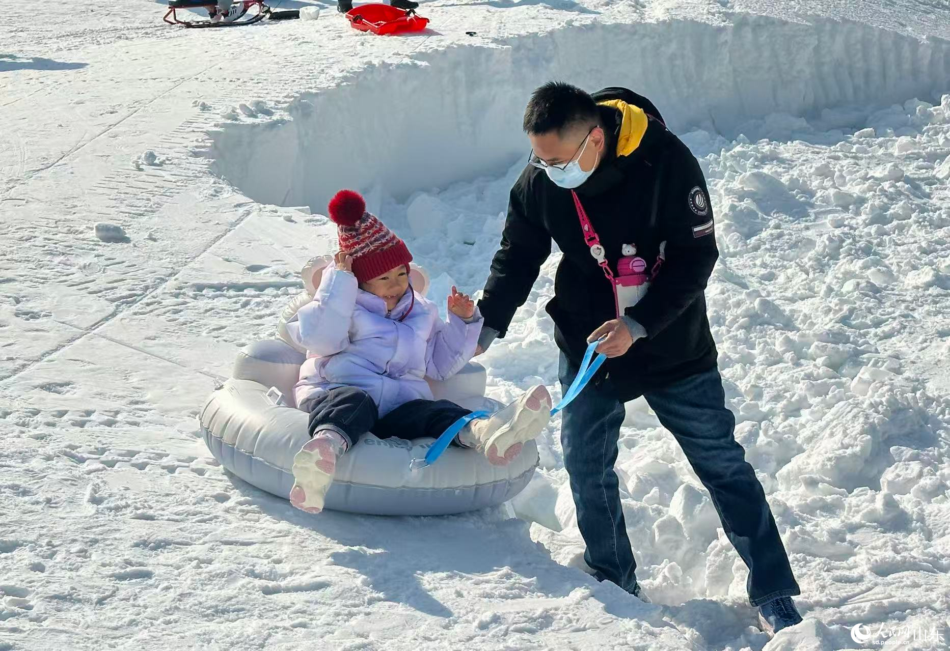 1月24日,游客在济南黄金谷瀑布群风景区戏雪游乐。人民网记者 乔姝摄