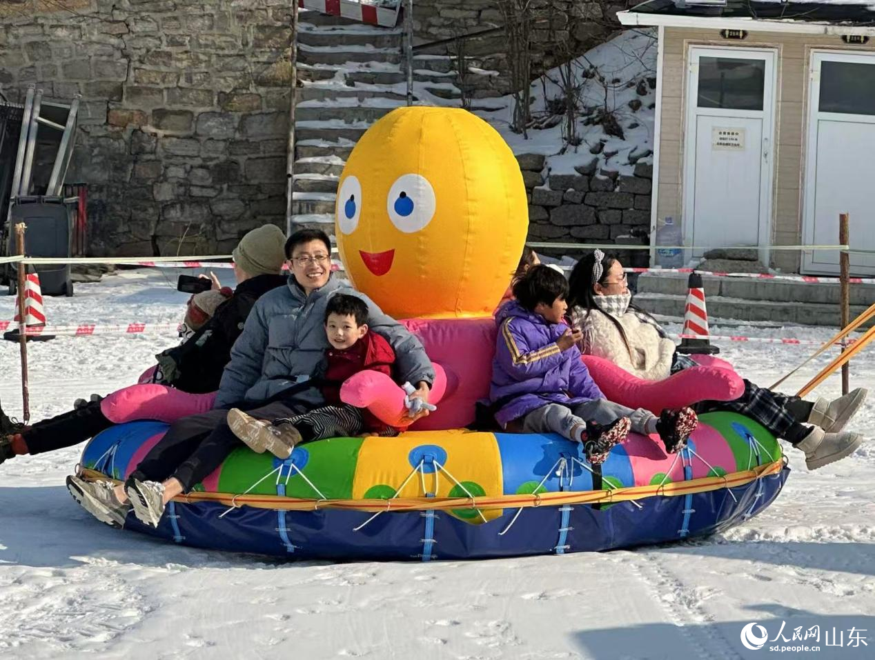 1月24日,游客在济南黄金谷瀑布群风景区戏雪游乐。人民网记者 乔姝摄