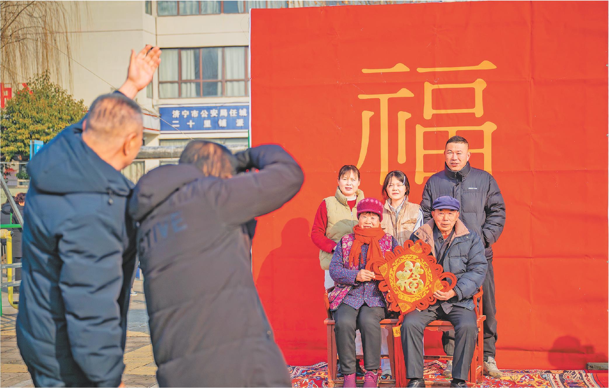 1月24日，“幸福任城·福至萬家”全家福拍攝活動，攝影志願者為村民拍下幸福瞬間。
