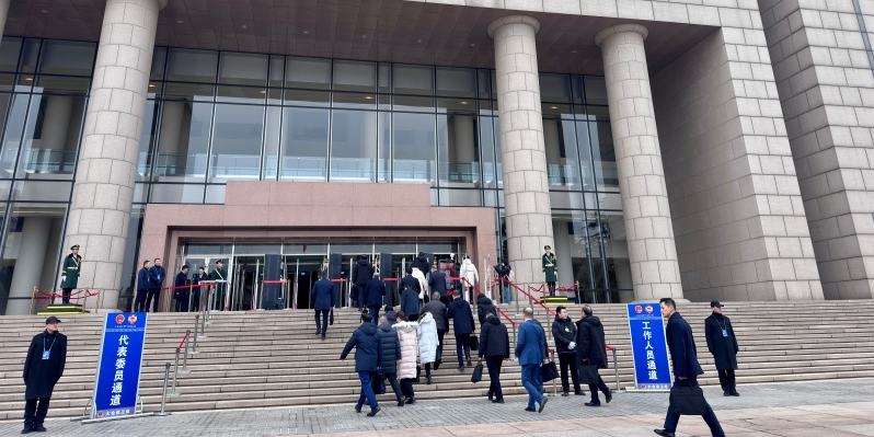1月26日上午，政协委员步入会场。人民网 郑昕桥摄