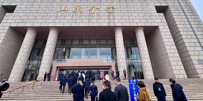 1月26日上午，政协委员步入会场。人民网 郑昕桥摄