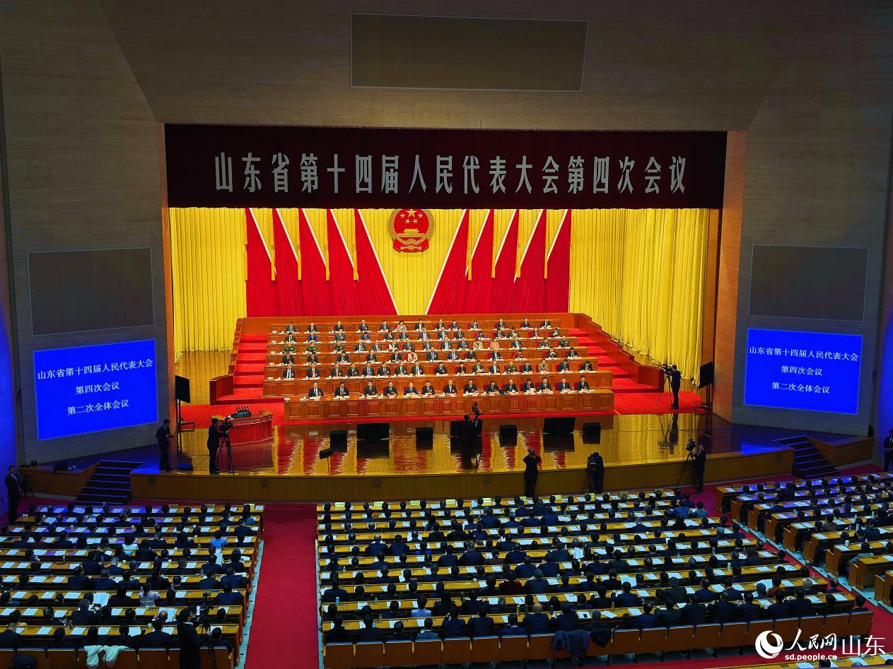 山东省十四届人大四次会议举行第二次全体会议现场。 人民网 李子悦摄