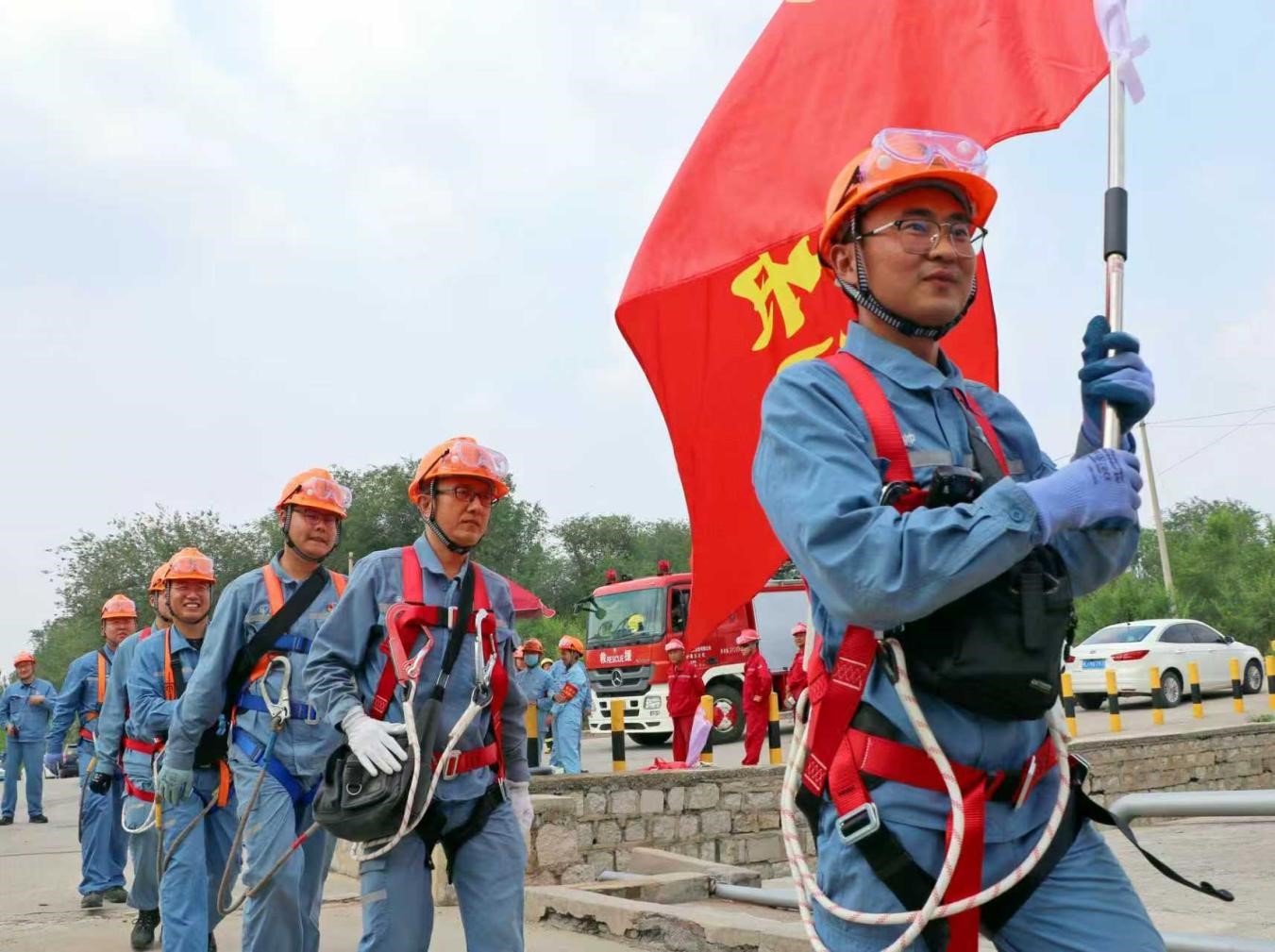 圖為齊魯石化黨員突擊隊裝置檢修期間對火炬進行檢查。傅超/攝