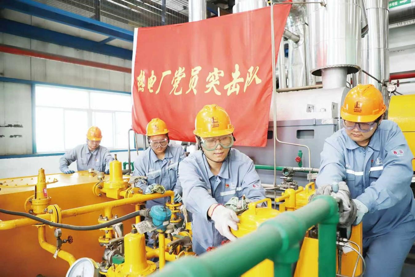 圖為齊魯石化黨員落實包保責任制清理機組設備，為檢修攻堅注入紅色動能。夏東明/攝