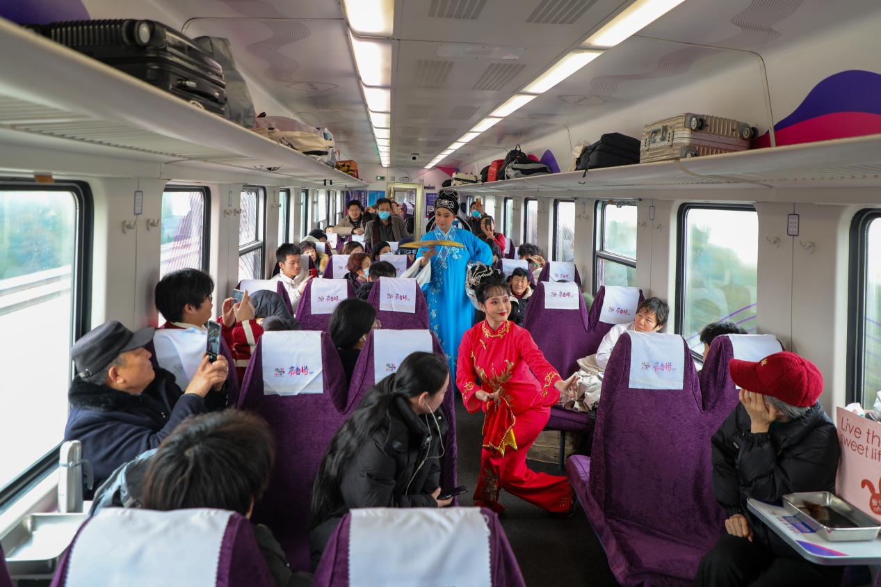 1月29日，非遺漁鼓戲在“齊魯1號”車廂內精彩上演。劉洋攝