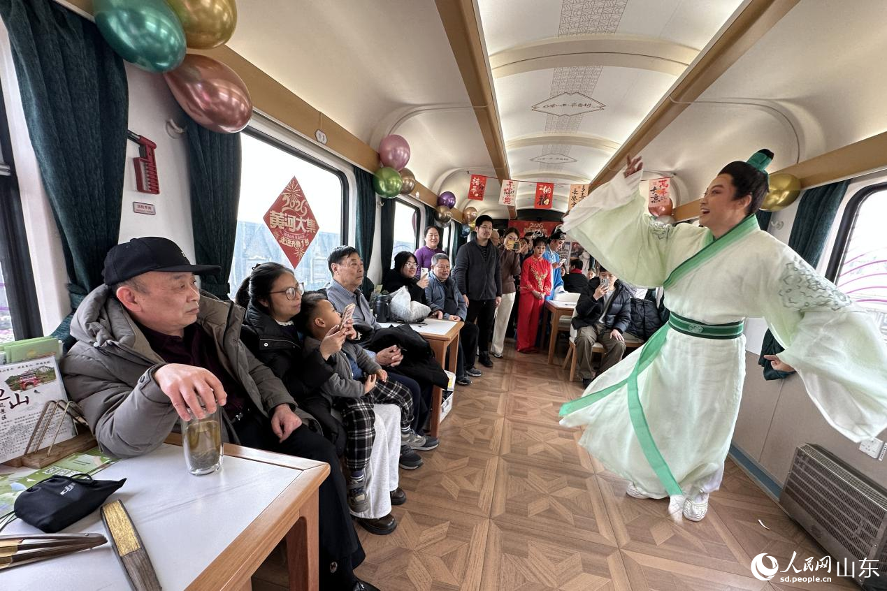 1月29日，非遺漁鼓戲在“齊魯1號”車廂內精彩上演。人民網記者 喬姝攝