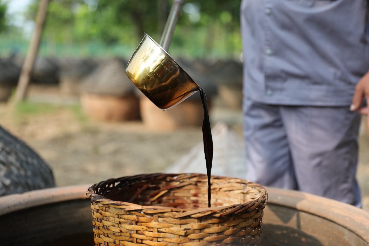 工作人員演示傳統醬菜制作過程。成武縣委宣傳部供圖