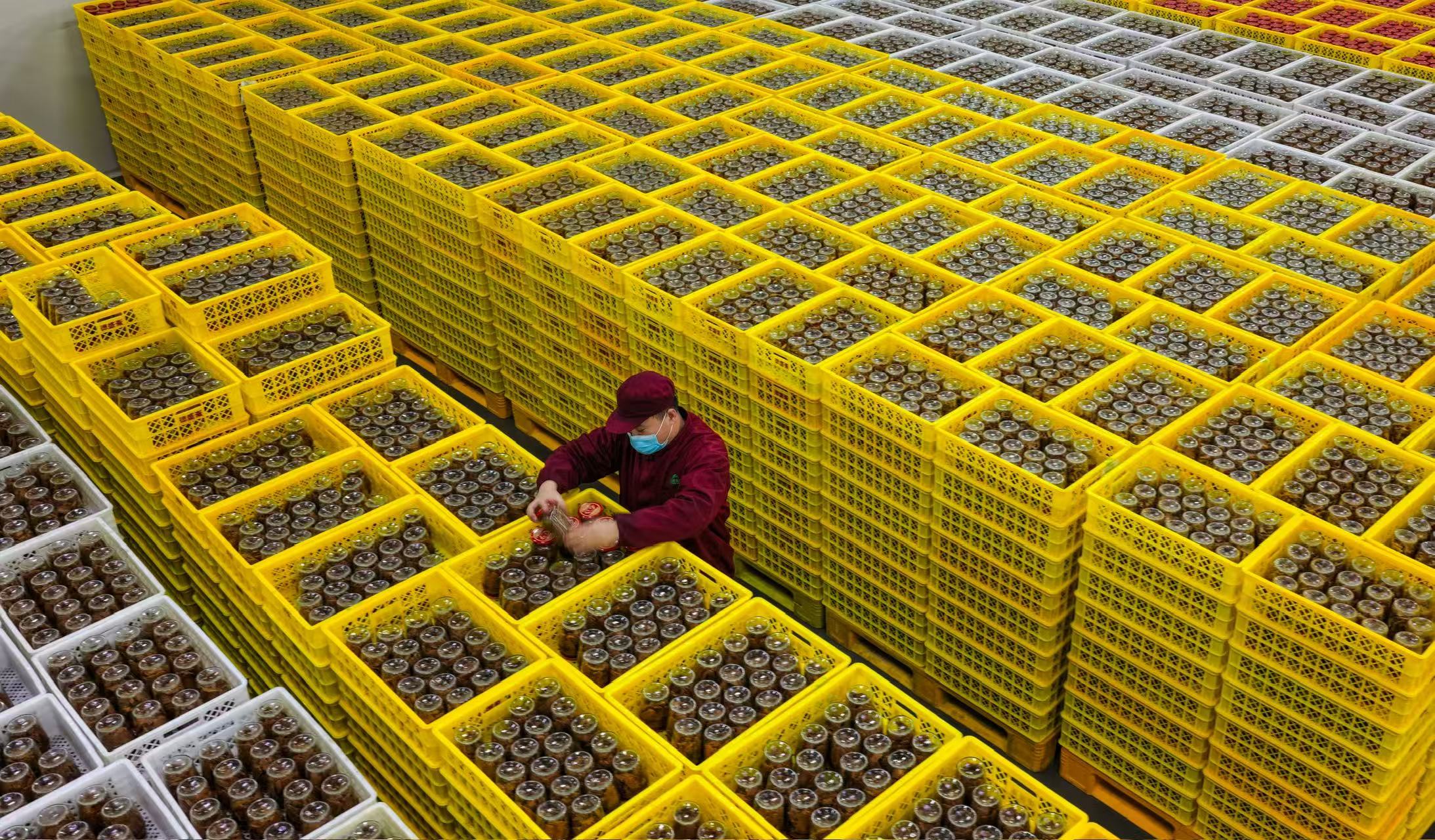 2026年2月3日，山東金鵬德盛齋扒雞有限公司魚罐頭生產車間，員工正在檢查訂單產品。