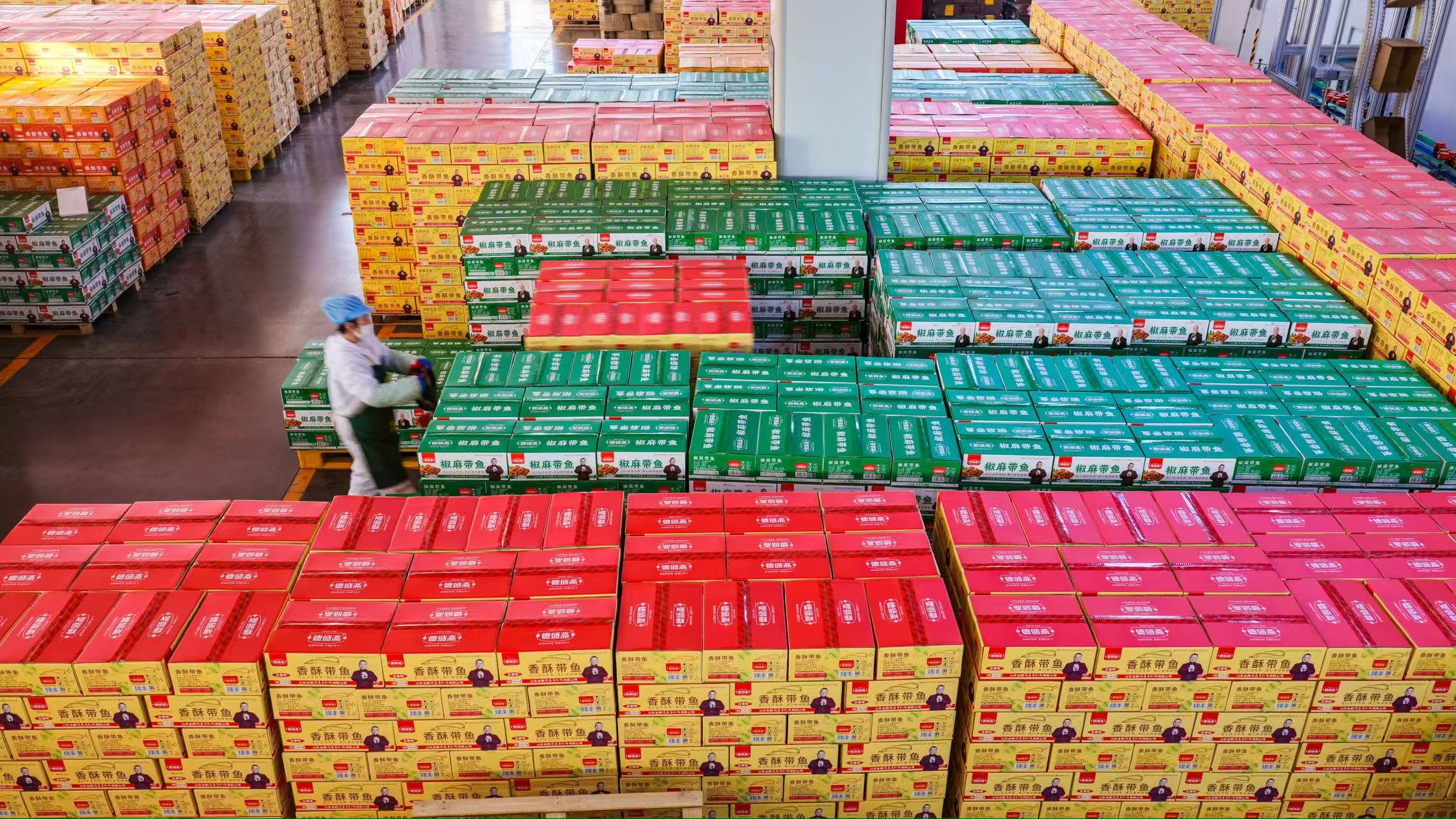 2026年2月3日，山東金鵬德盛齋扒雞有限公司扒雞包裝車間，員工正在運輸訂單產品。