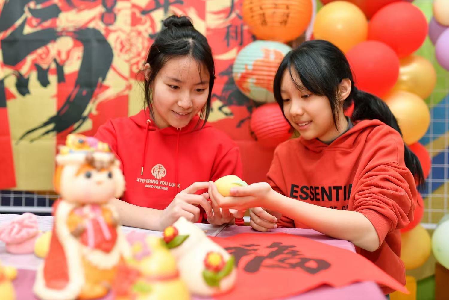 兩名學生在學做福袋花饃