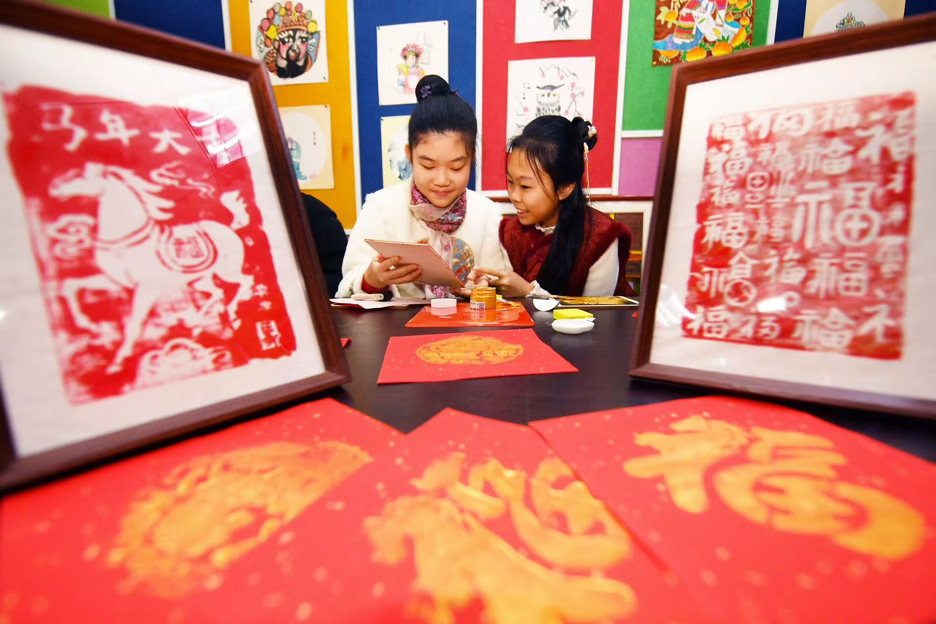 學生們在體驗制作木版畫