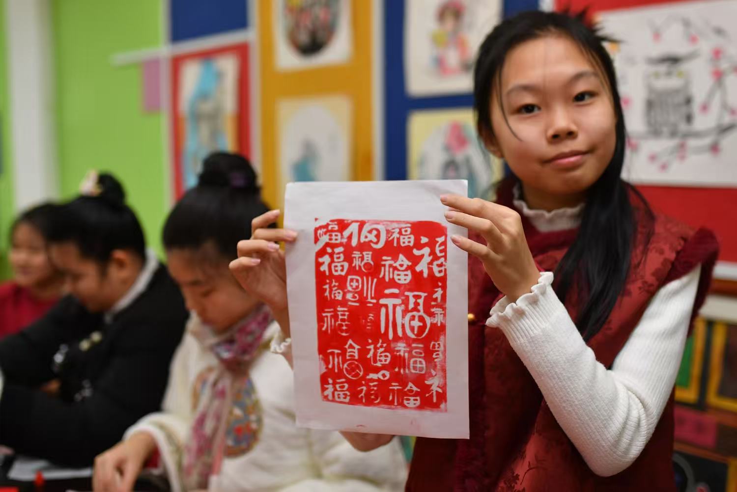 一名學生展示制作的福字木版畫