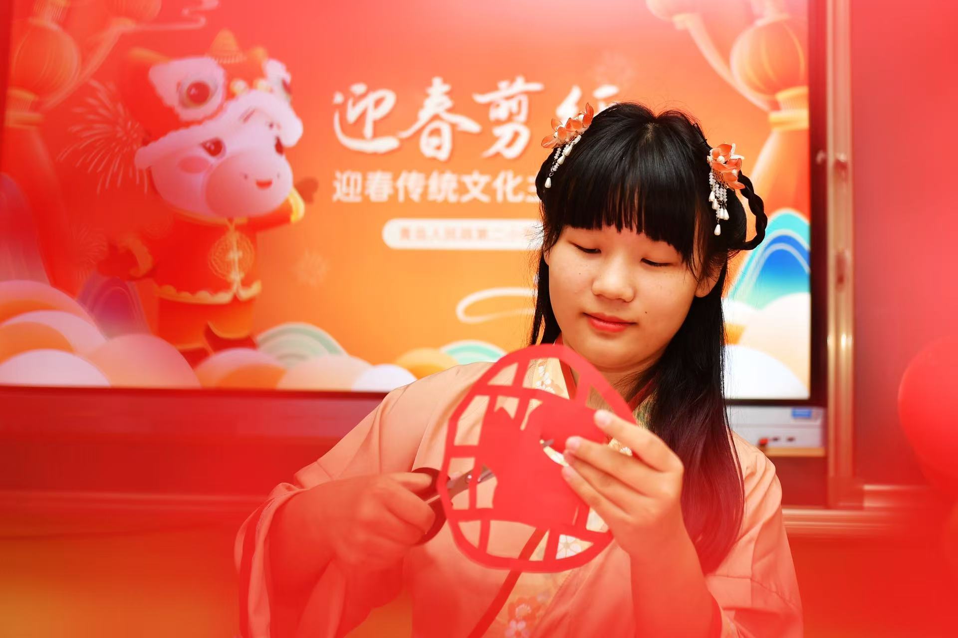 一名學生在學習剪紙