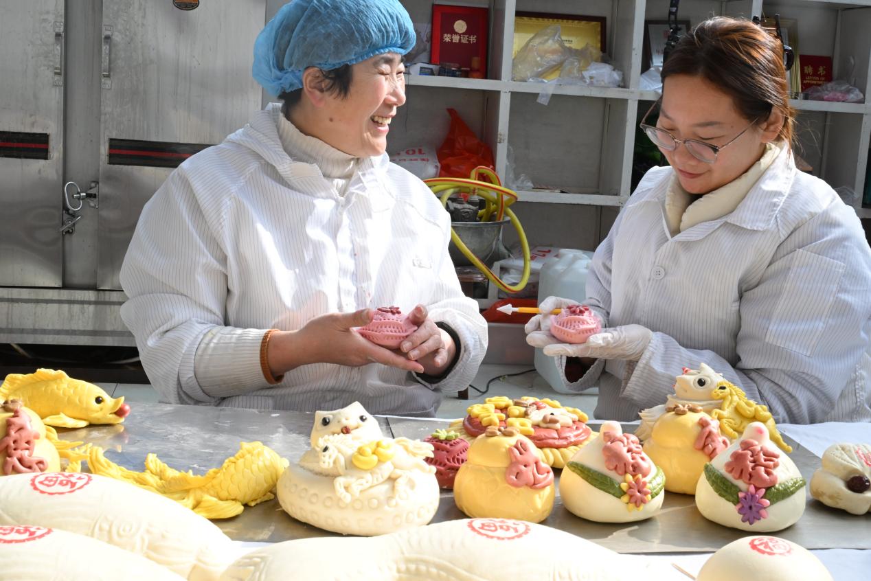 花馍坊内,村民一起制作手工花馍。青岛市即墨区委宣传部供图
