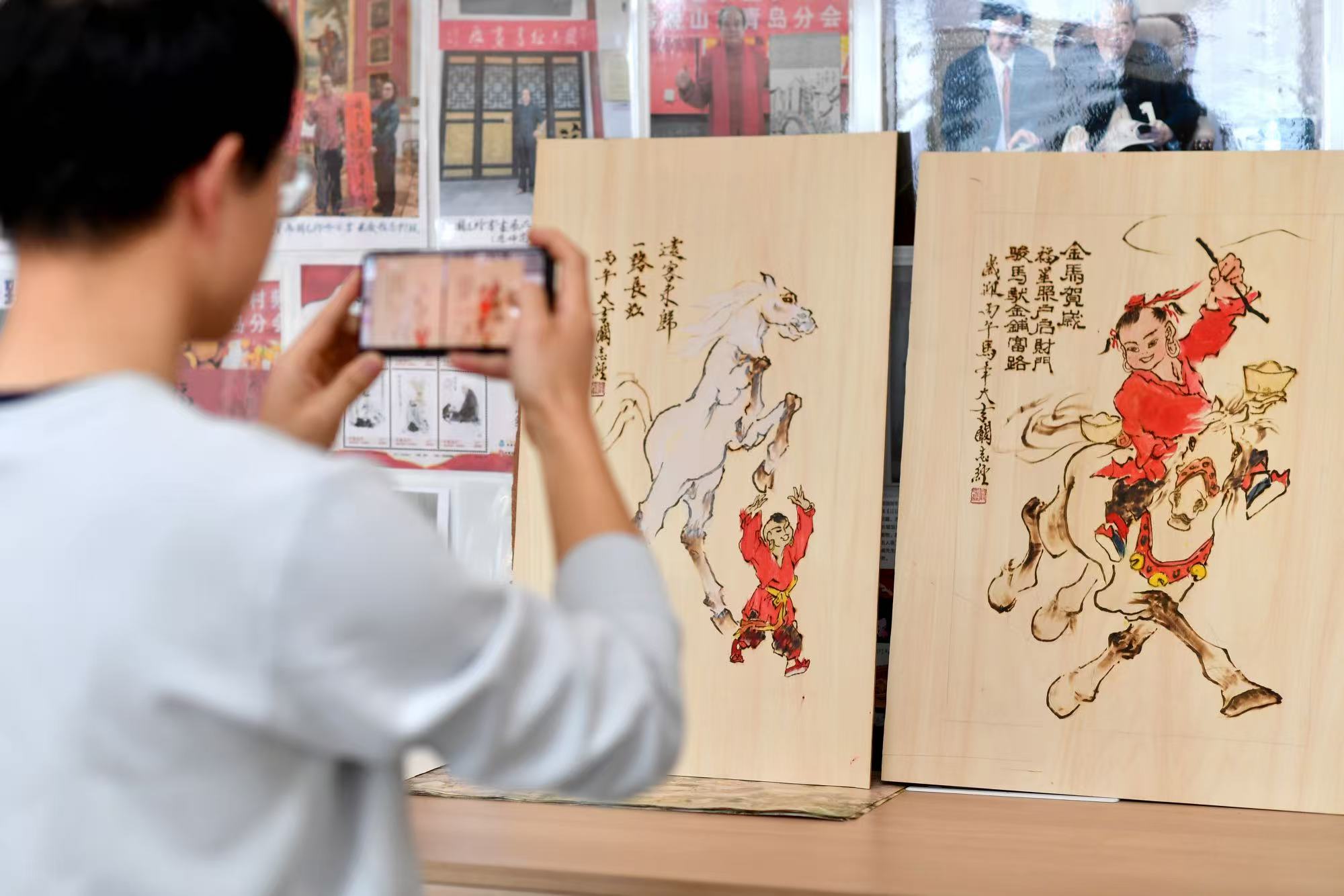 市民在拍攝馬年烙畫