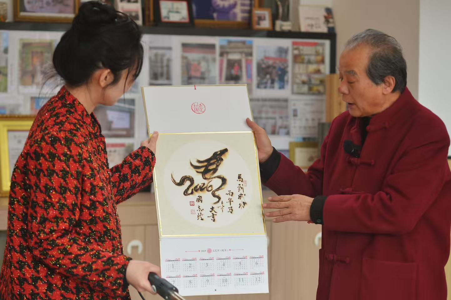 非遺烙畫傳承人闞志經在介紹卡紙烙畫