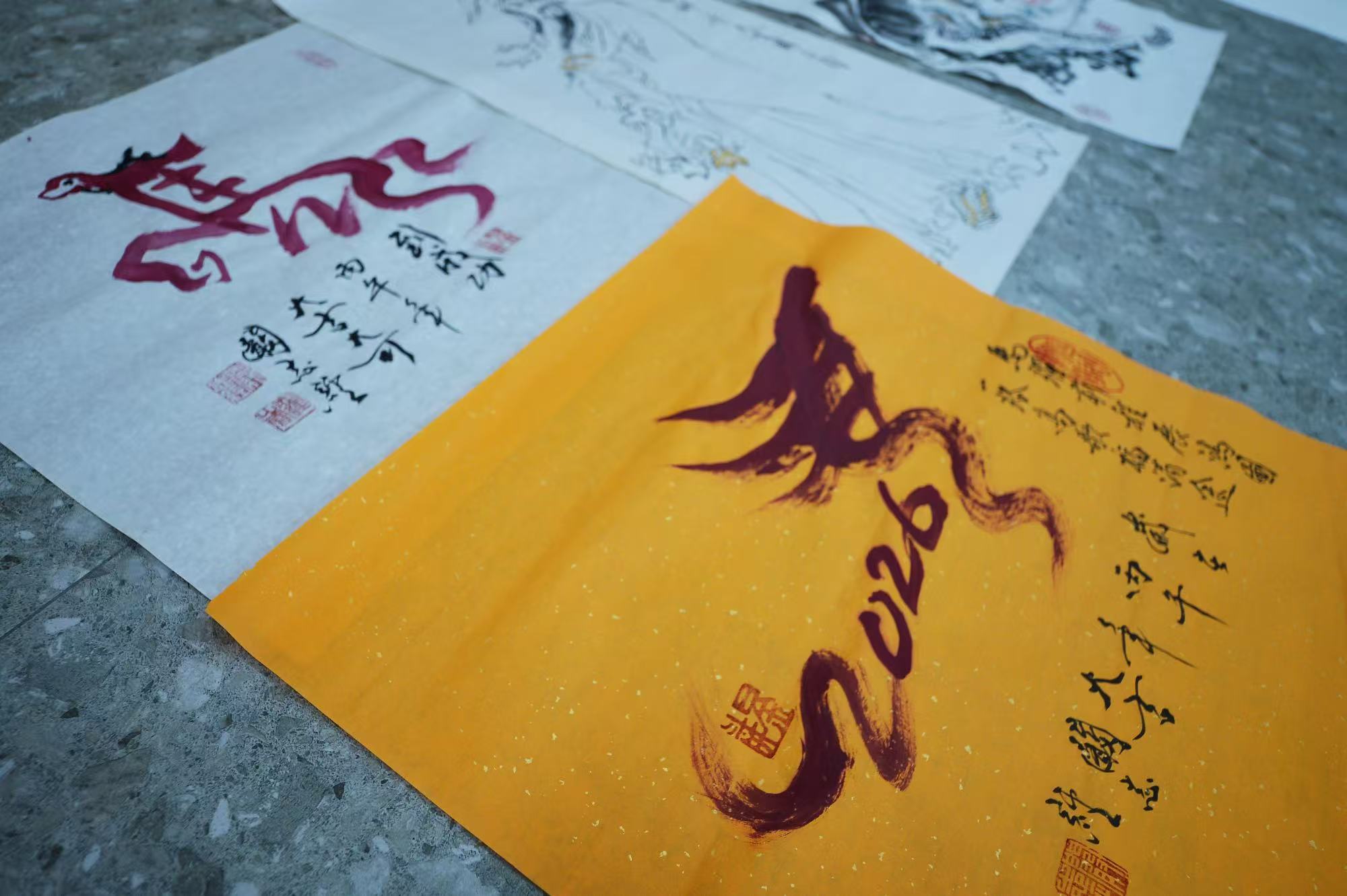 展示的非遺烙畫傳承人闞志經創作的馬年書畫作品