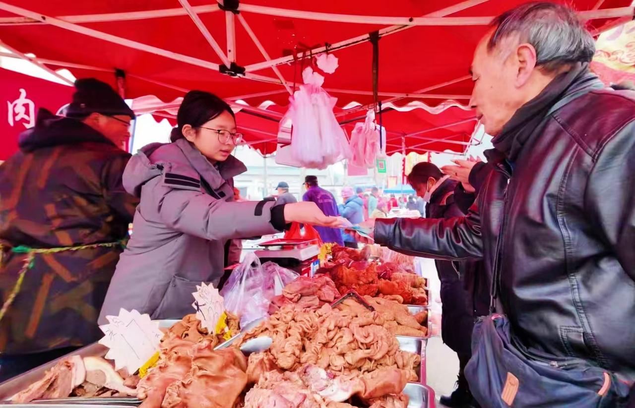 濟南仲宮大集上，剛出鍋的鹵味肉食冒著熱氣，引來許多顧客。李嬋娟攝