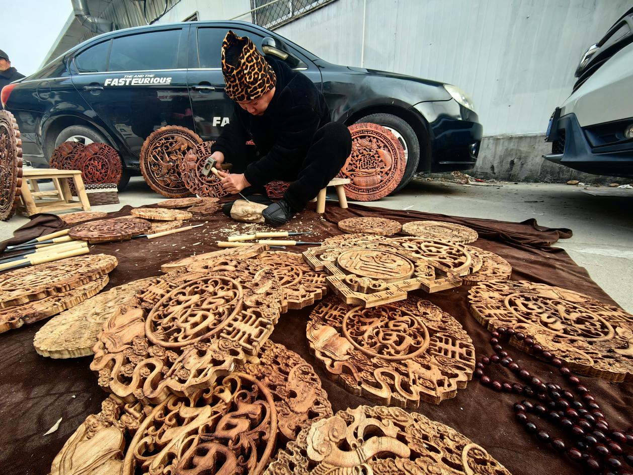 非遺手藝人在制作泰山木雕。張好攝