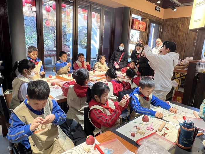 勇氣饅頭社裡，小朋友們制作醒獅饅頭。王園攝