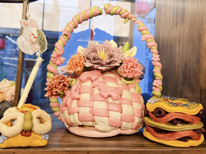 苑姍姍制作的花籃造型的花餑餑，花瓣片片分明，栩栩如生。人民網 陳秋童攝