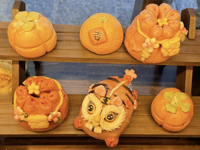 展示架上的饅頭制品，在傳統造型的基礎上進行了創新改良，飽含著吉祥的寓意。人民網 陳秋童攝