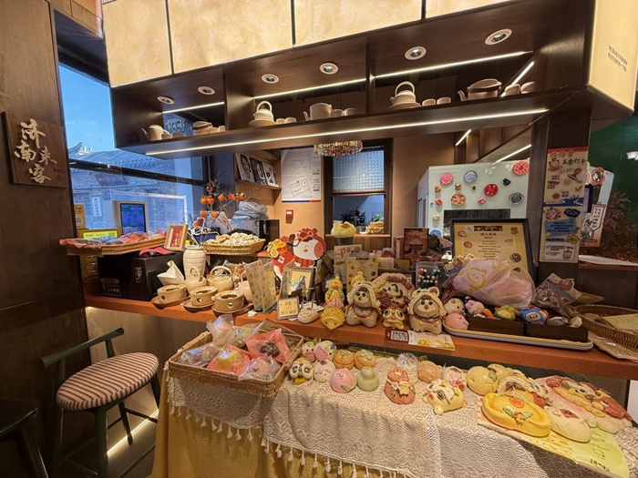 展示台上，擺滿了各式各樣的饅頭制品。人民網 陳秋童攝