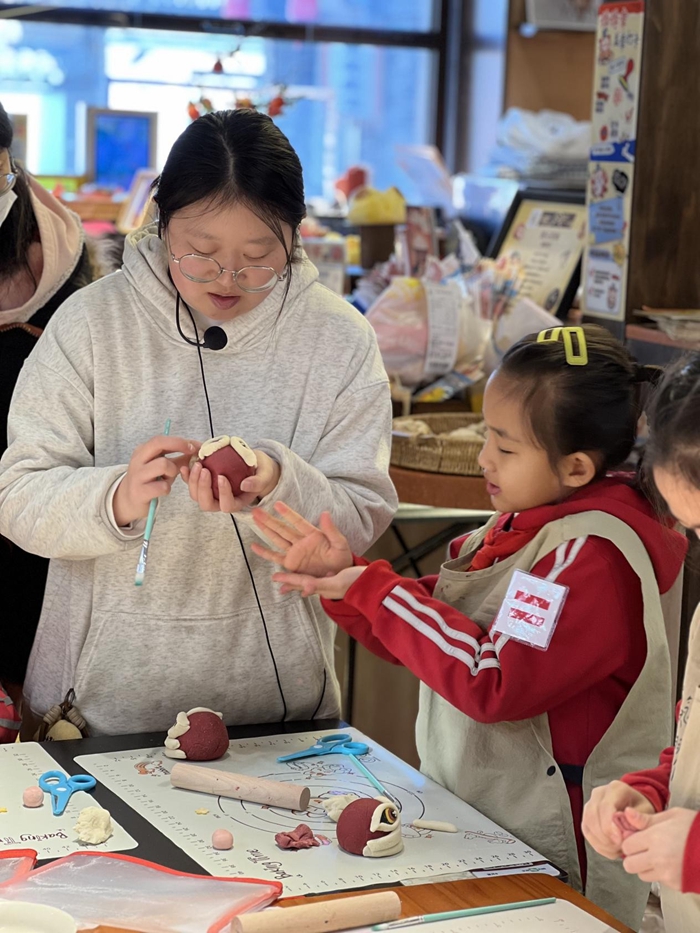 “勇氣饅頭社”裡，小朋友們正在學習制作醒獅饅頭。王園攝