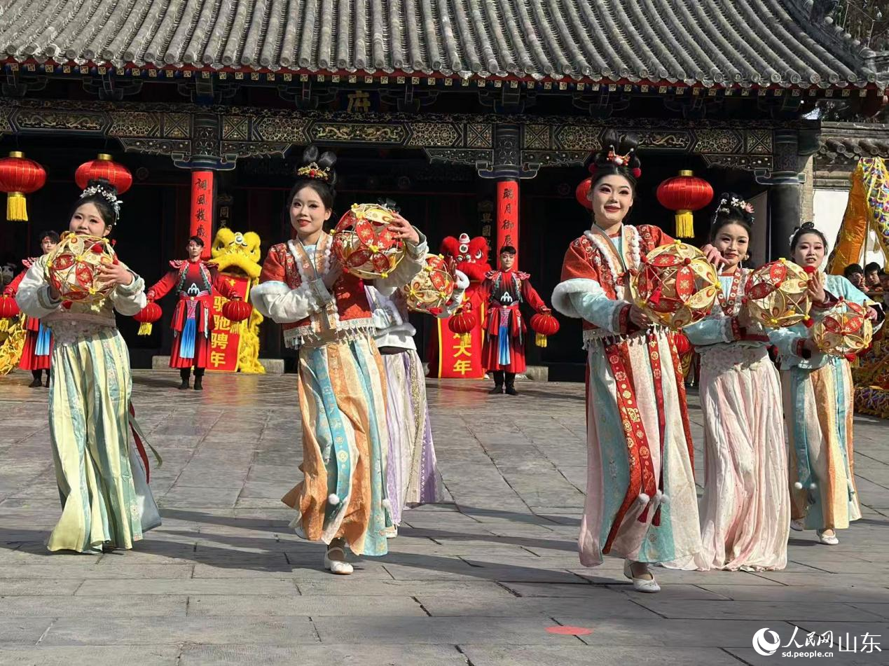 “孔府过大年”舞蹈表演。人民网记者 乔姝摄
