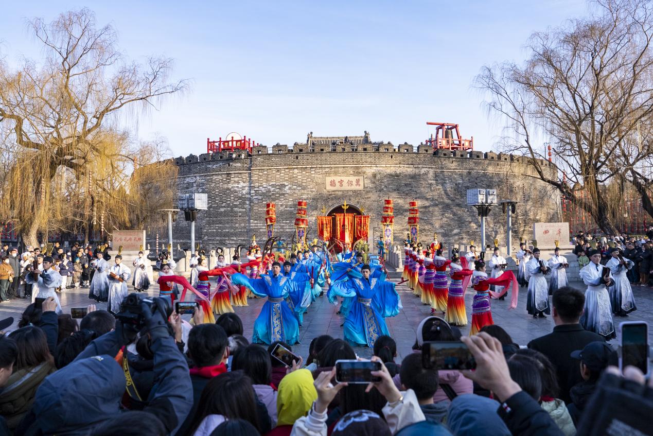 山东济宁曲阜万仞宫墙前开城仪式吸引游客“打卡”留念。张清直摄