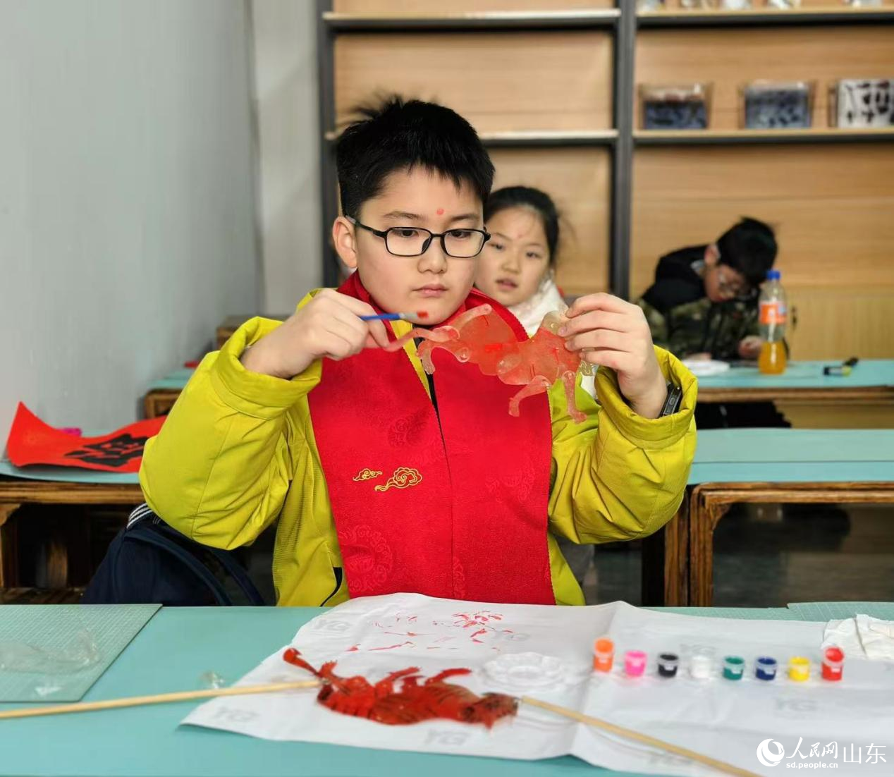 孔府皮影制作过程。人民网记者 乔姝摄