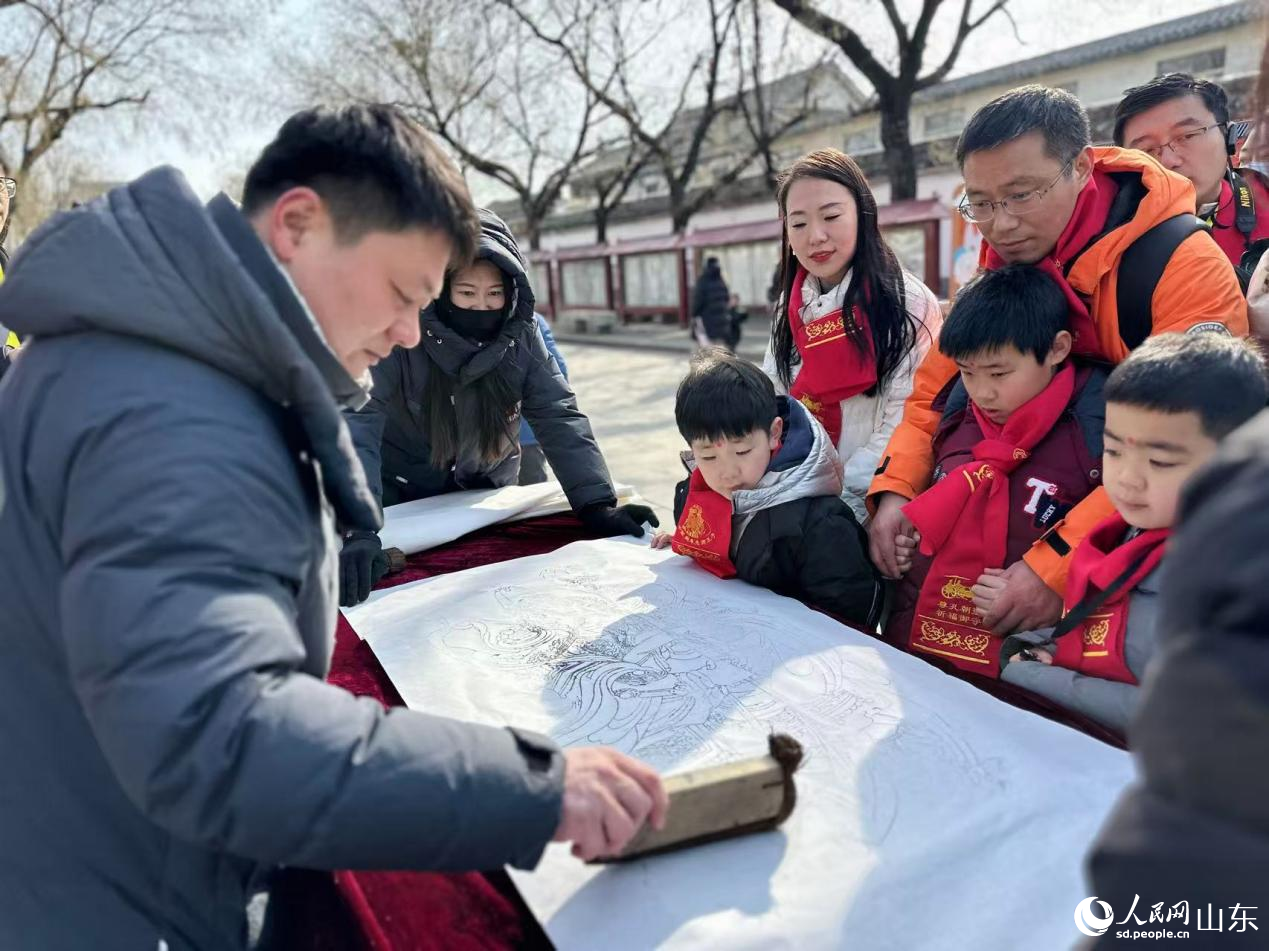 古法拓印门神活动吸引游客参与。人民网记者 乔姝摄