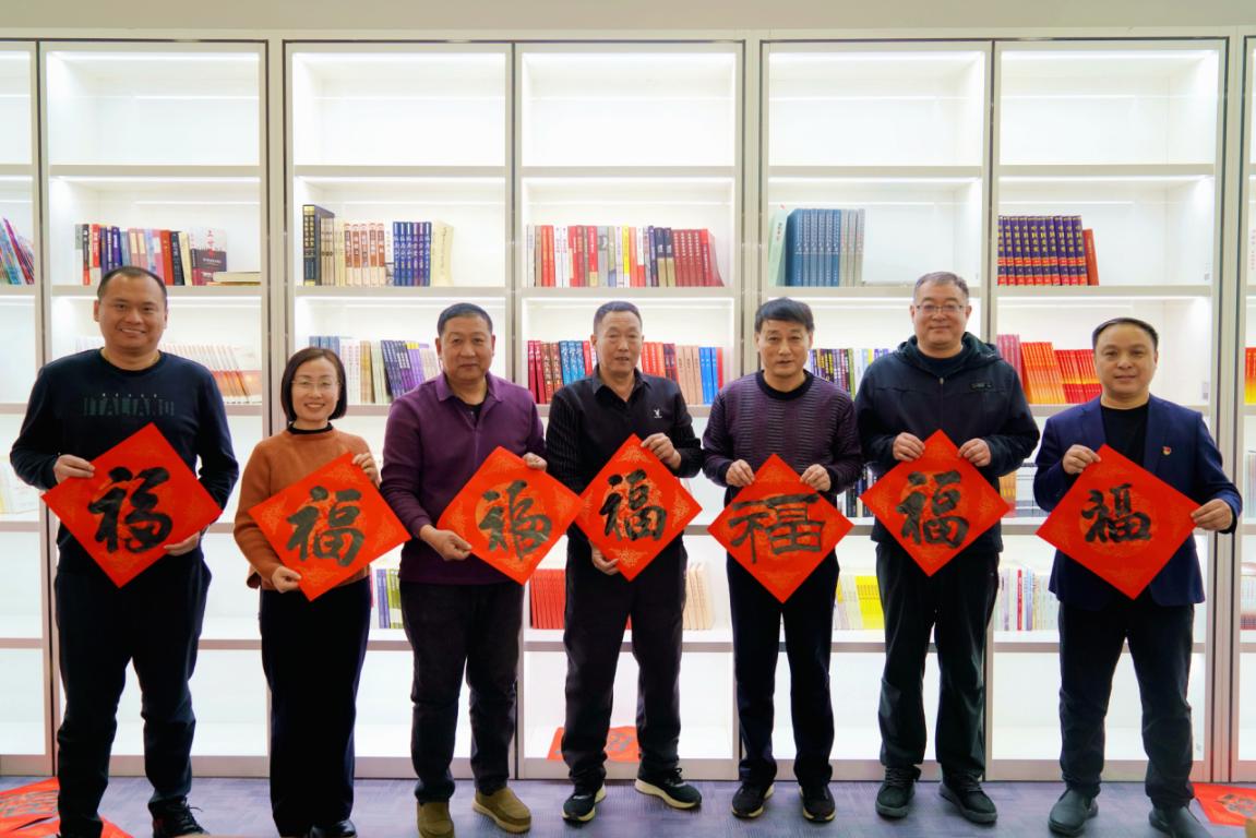 茶話會上零售戶與墾利區局（營銷部）工作人員共同書寫新春“福”字