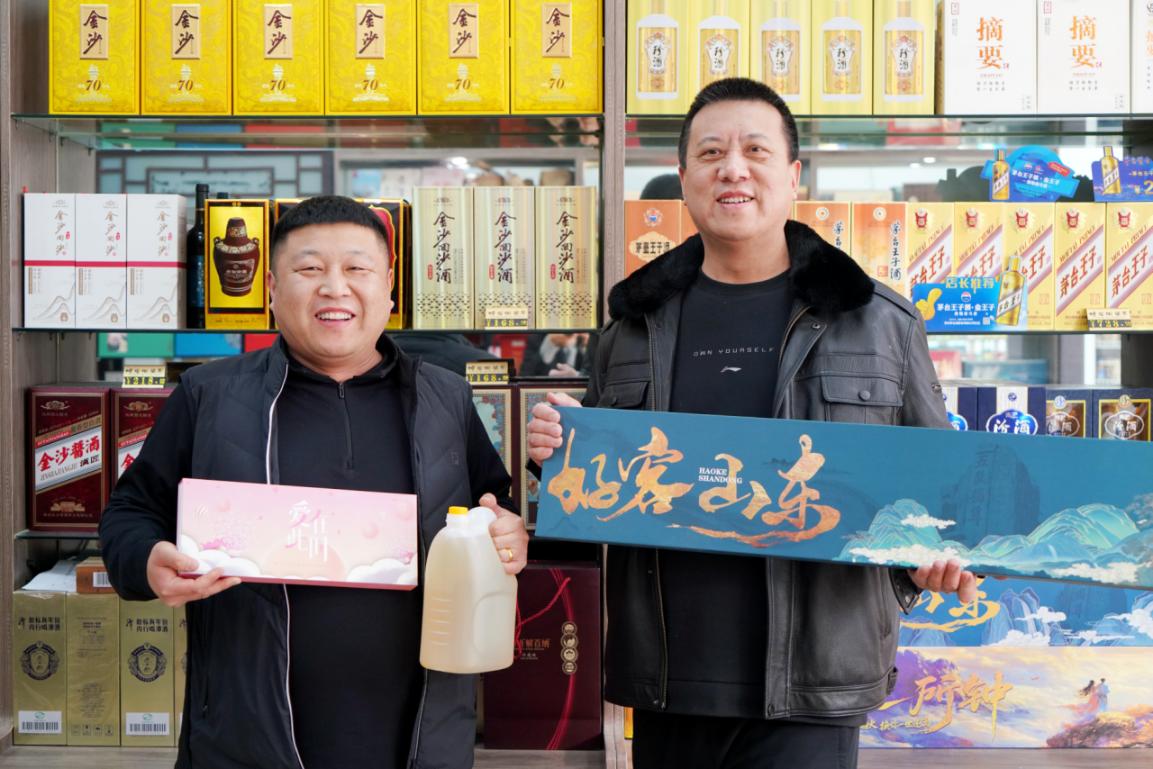 客戶經理張磊（右）幫助零售戶張朋飛（左）共同展示店鋪特色禮盒