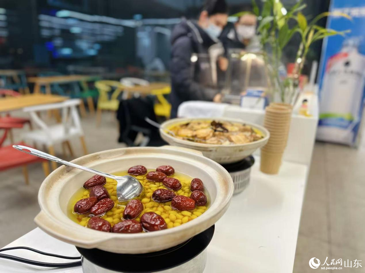 “黄河大集”设孔府菜品尝区,“诗礼银杏”与“孔门豆腐”供游客品味。人民网记者 乔姝摄
