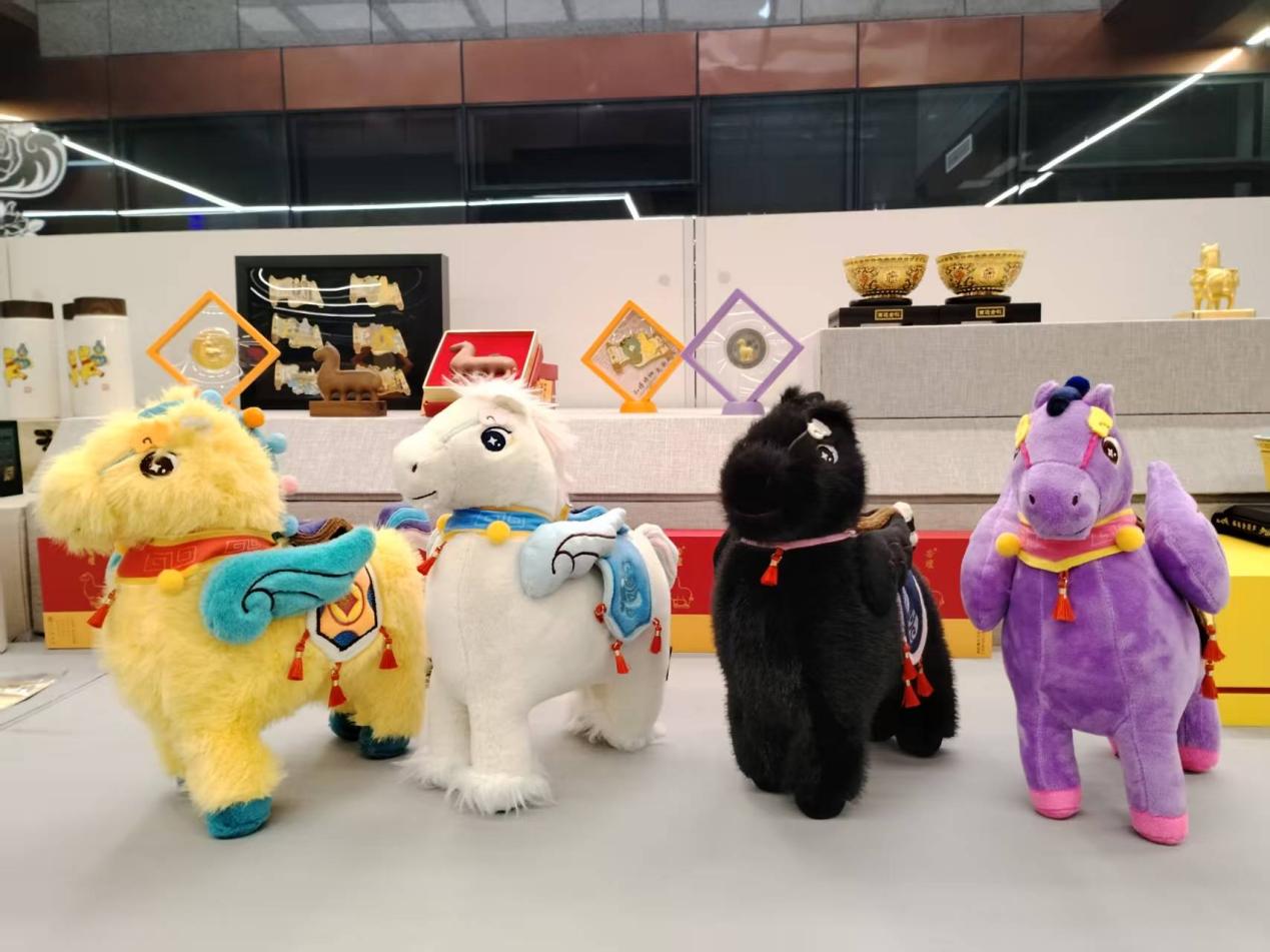 现场展示孔子博物馆“明星文物”战国黄玉马衍生的文创产品。关晖摄