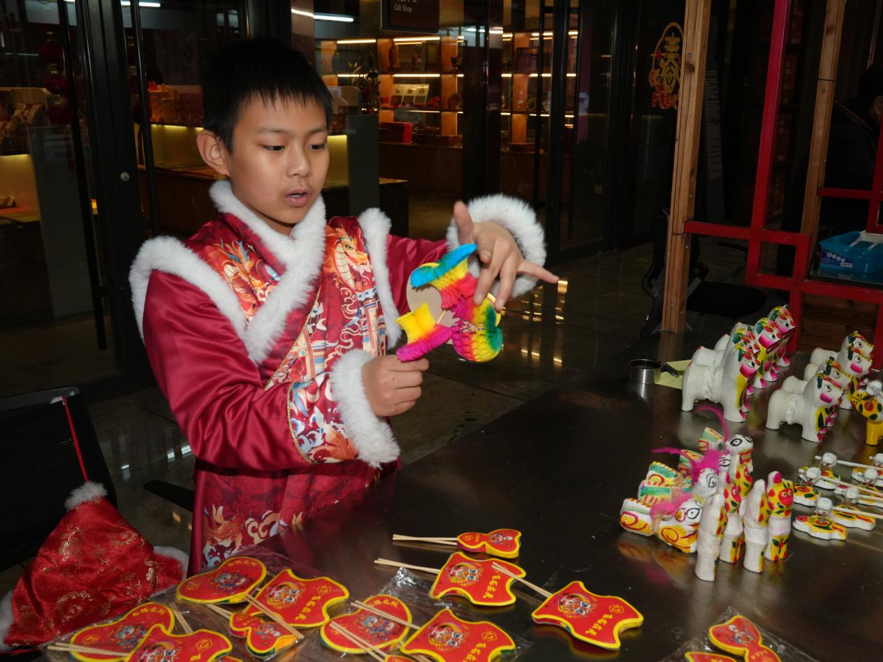 小学生在黄河大集上体验翻花。关晖摄