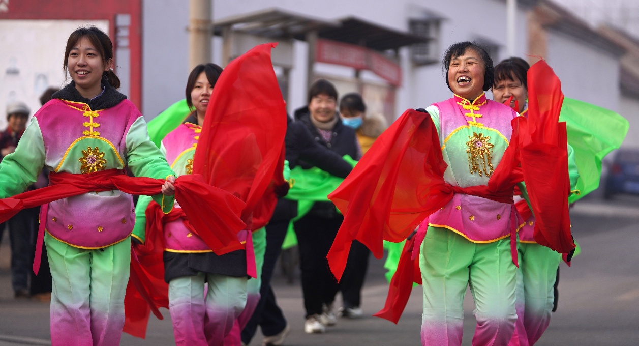 村裡秧歌隊的孫晴（右一）帶著返鄉大學生一起扭秧歌。董乃德攝
