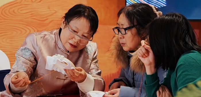 戎玉蕊向學員們示范魯繡針法。受訪者供圖